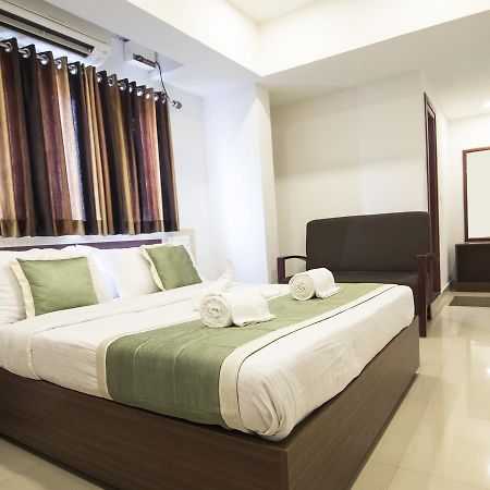 Oyo 18604 Puthens Capitol Inn Kochi ภายนอก รูปภาพ