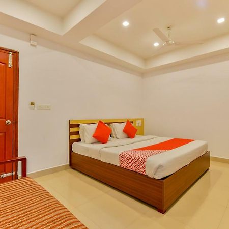 Oyo 18604 Puthens Capitol Inn Kochi ภายนอก รูปภาพ