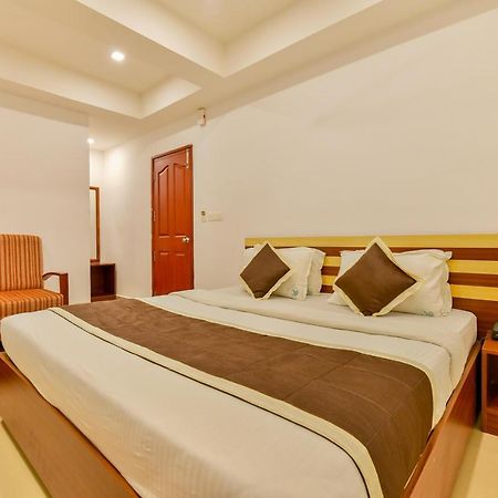 Oyo 18604 Puthens Capitol Inn Kochi ภายนอก รูปภาพ