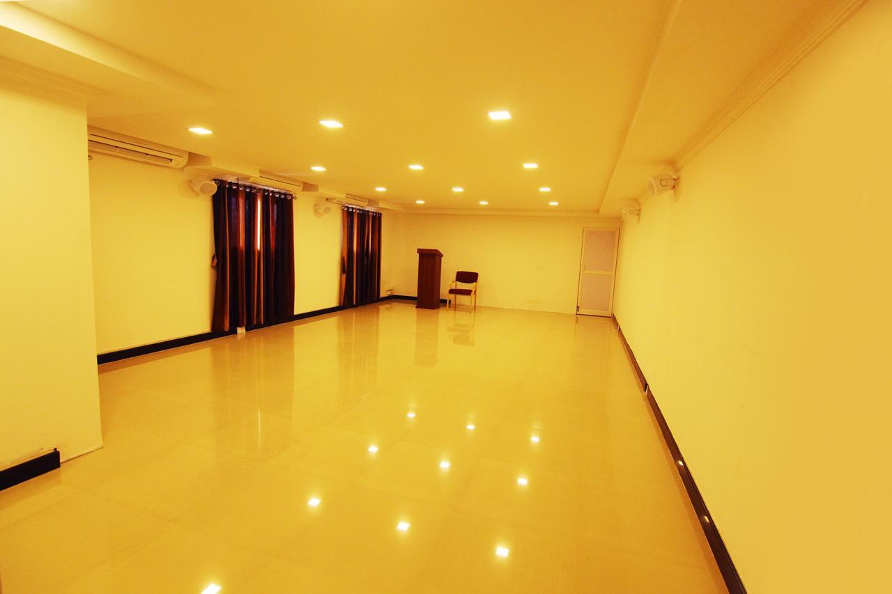 Oyo 18604 Puthens Capitol Inn Kochi ภายนอก รูปภาพ