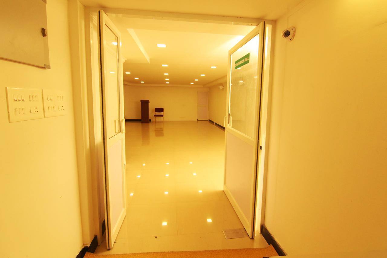 Oyo 18604 Puthens Capitol Inn Kochi ภายนอก รูปภาพ