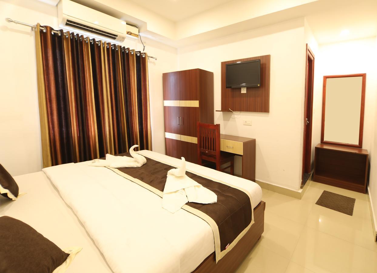 Oyo 18604 Puthens Capitol Inn Kochi ภายนอก รูปภาพ