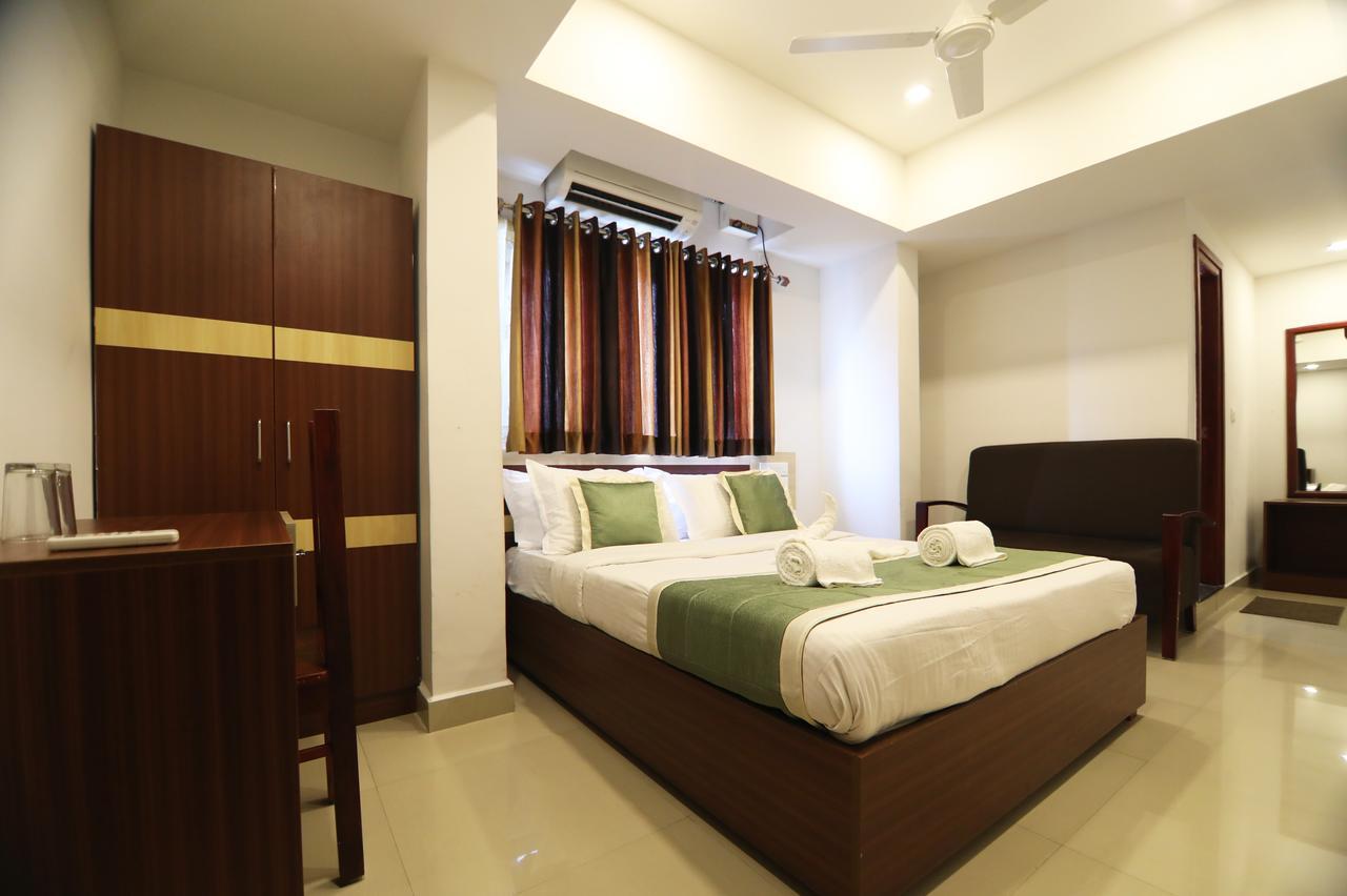 Oyo 18604 Puthens Capitol Inn Kochi ภายนอก รูปภาพ