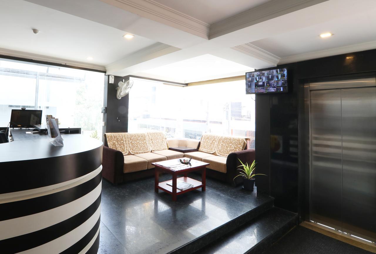 Oyo 18604 Puthens Capitol Inn Kochi ภายนอก รูปภาพ