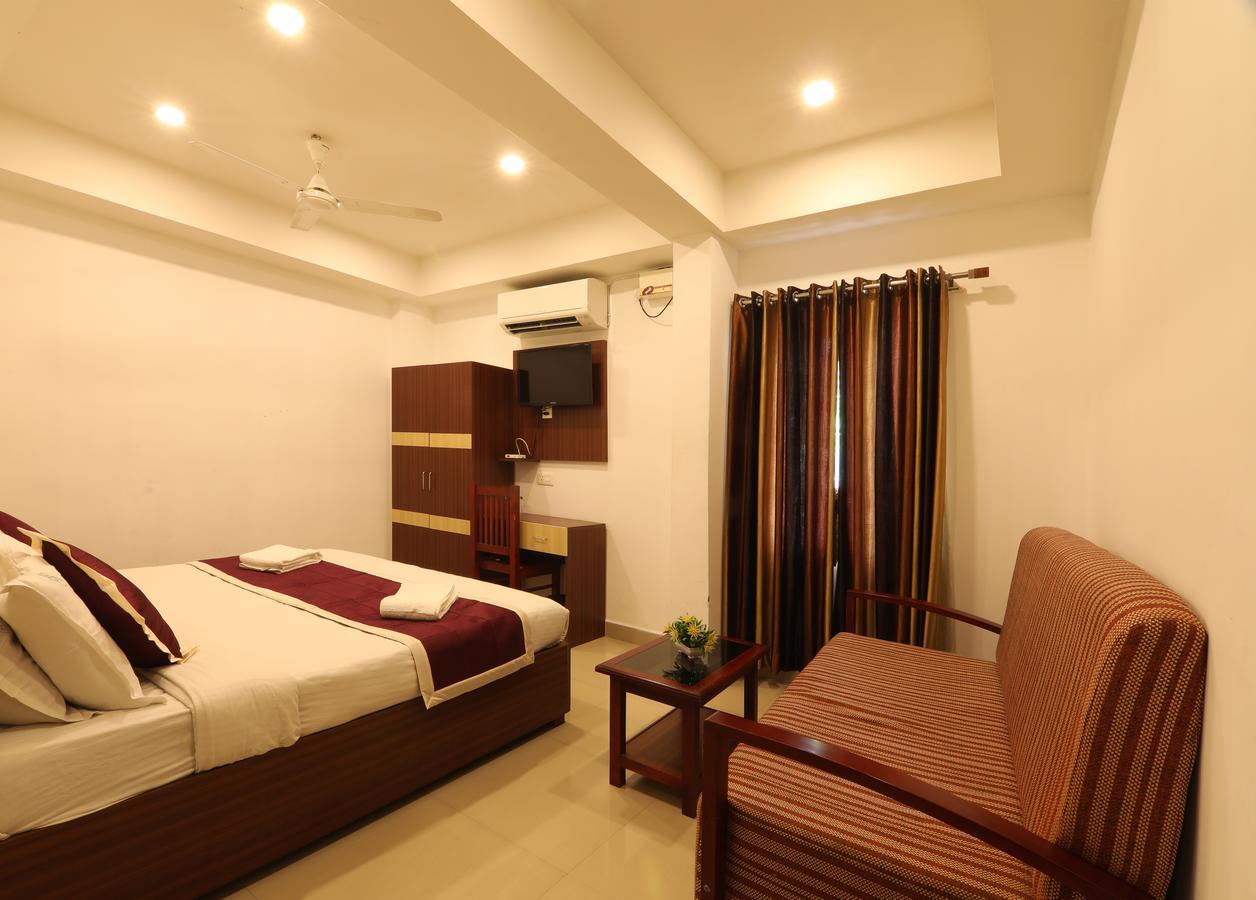 Oyo 18604 Puthens Capitol Inn Kochi ภายนอก รูปภาพ