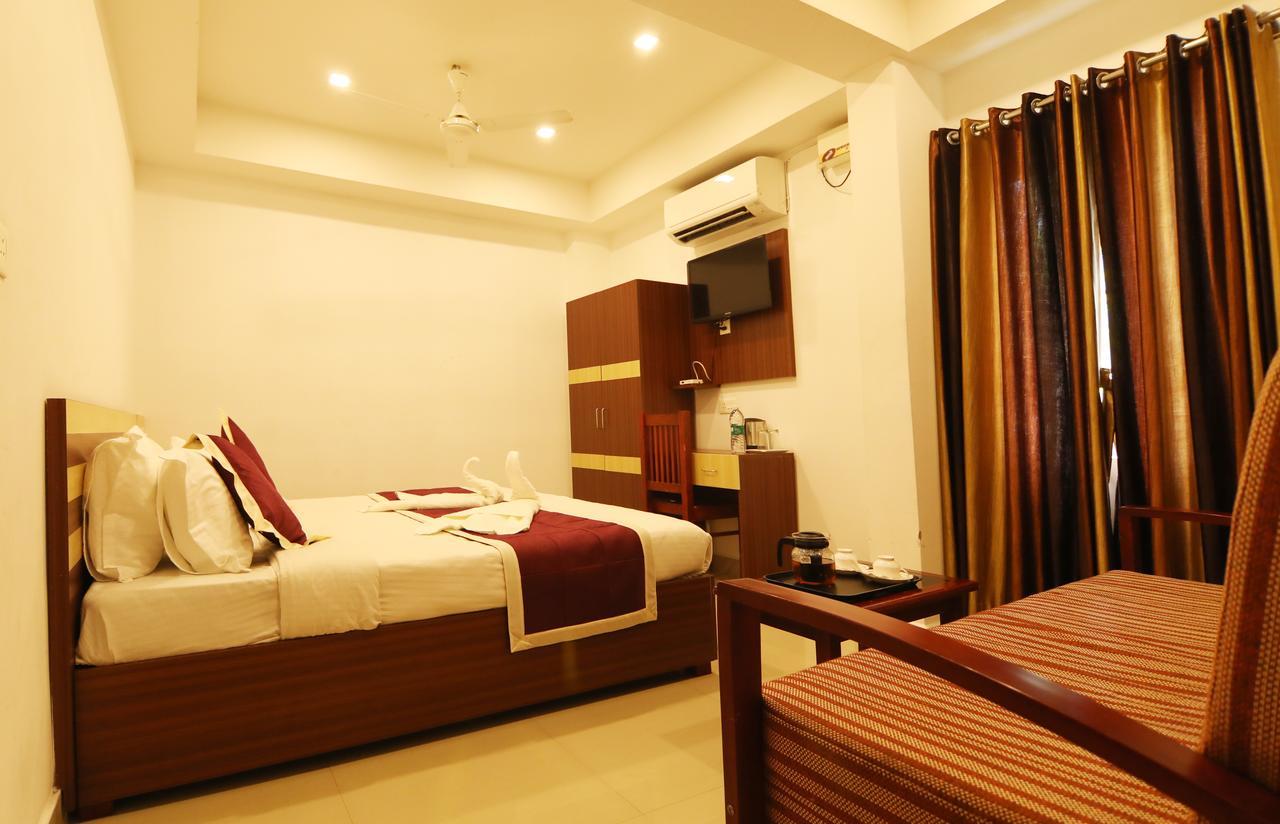 Oyo 18604 Puthens Capitol Inn Kochi ภายนอก รูปภาพ
