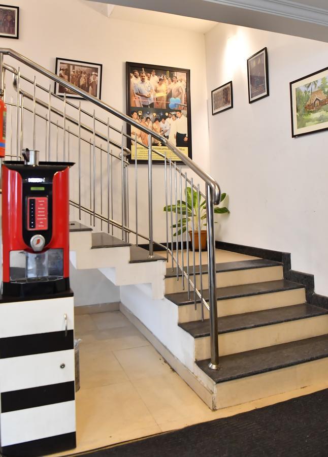 Oyo 18604 Puthens Capitol Inn Kochi ภายนอก รูปภาพ