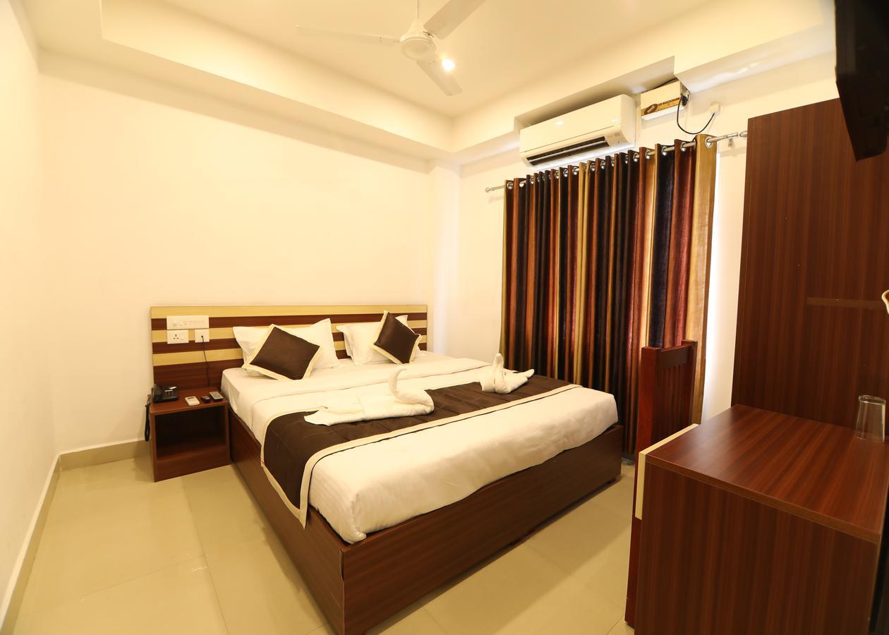Oyo 18604 Puthens Capitol Inn Kochi ภายนอก รูปภาพ