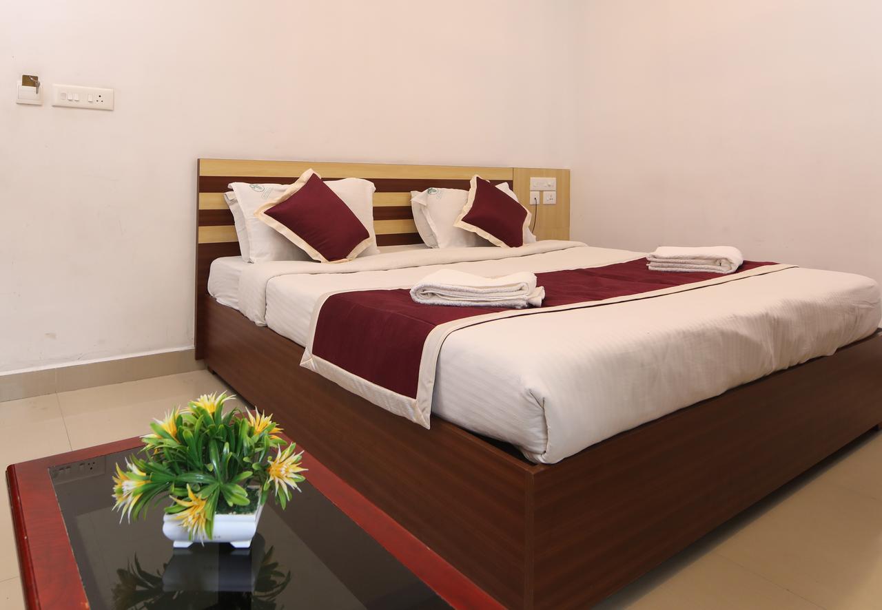 Oyo 18604 Puthens Capitol Inn Kochi ภายนอก รูปภาพ