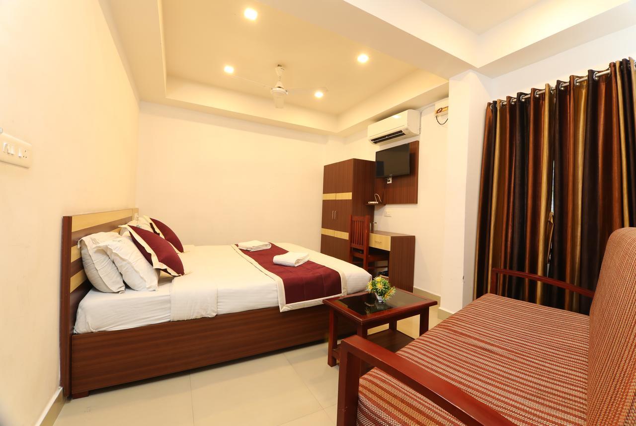 Oyo 18604 Puthens Capitol Inn Kochi ภายนอก รูปภาพ