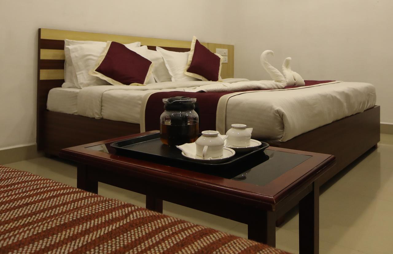 Oyo 18604 Puthens Capitol Inn Kochi ภายนอก รูปภาพ