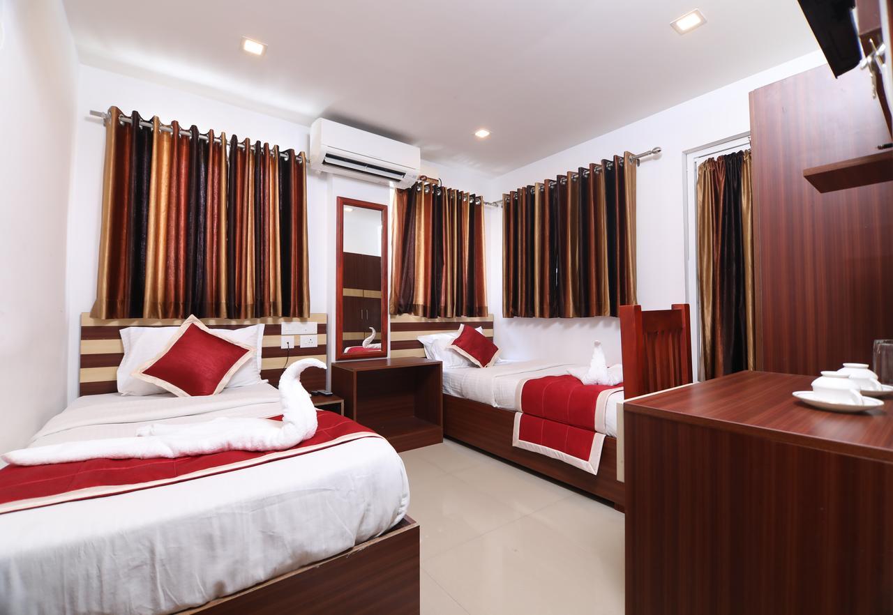 Oyo 18604 Puthens Capitol Inn Kochi ภายนอก รูปภาพ