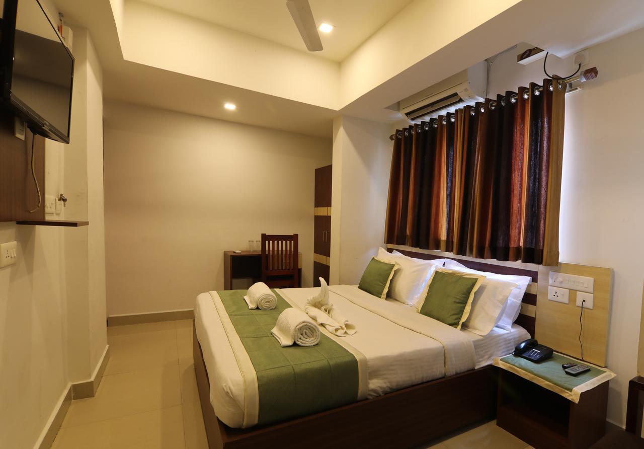 Oyo 18604 Puthens Capitol Inn Kochi ภายนอก รูปภาพ