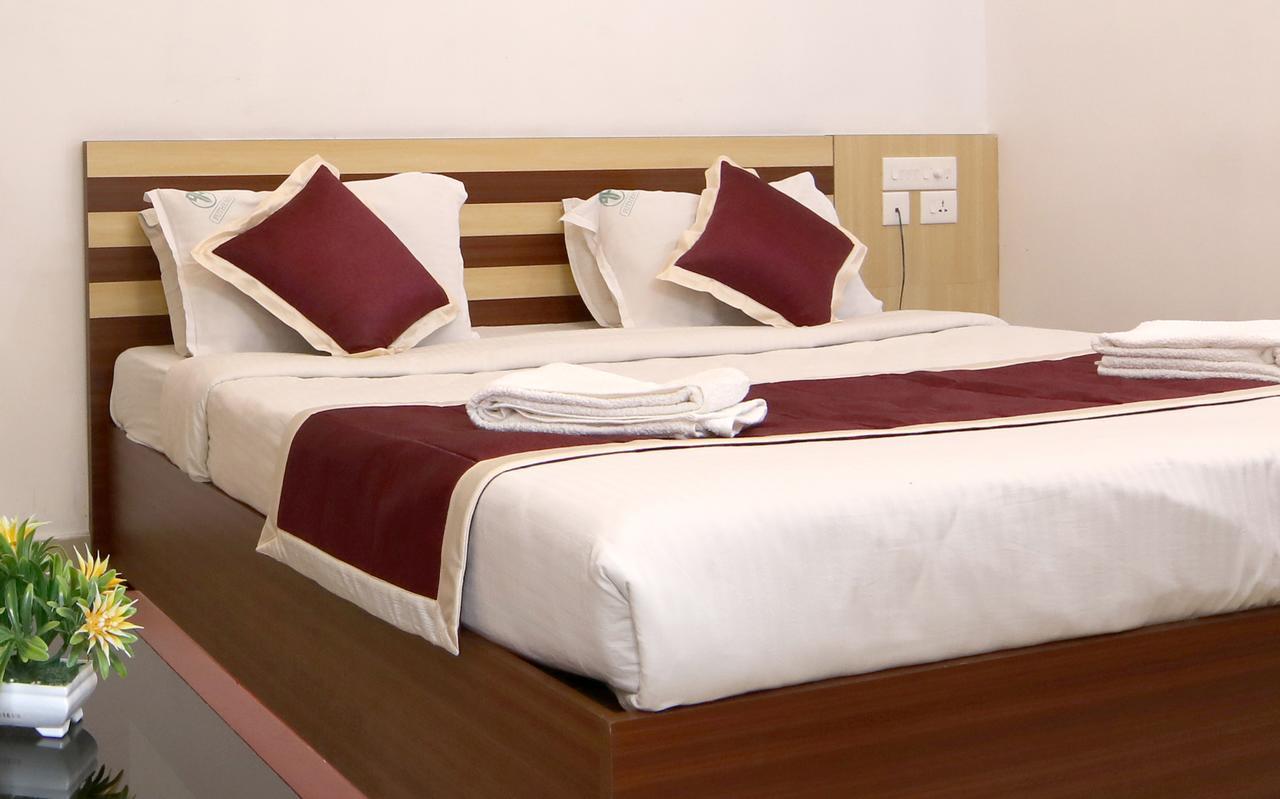 Oyo 18604 Puthens Capitol Inn Kochi ภายนอก รูปภาพ