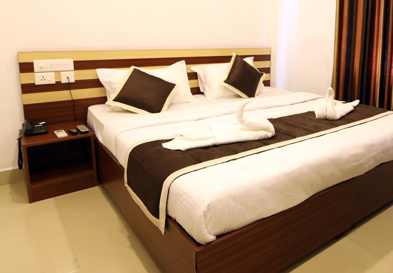 Oyo 18604 Puthens Capitol Inn Kochi ภายนอก รูปภาพ