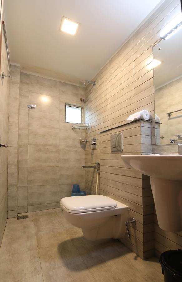 Oyo 18604 Puthens Capitol Inn Kochi ภายนอก รูปภาพ