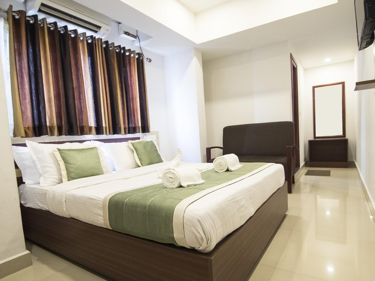 Oyo 18604 Puthens Capitol Inn Kochi ภายนอก รูปภาพ