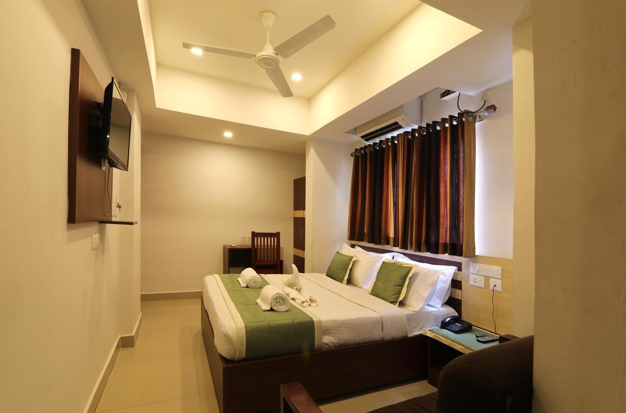 Oyo 18604 Puthens Capitol Inn Kochi ภายนอก รูปภาพ