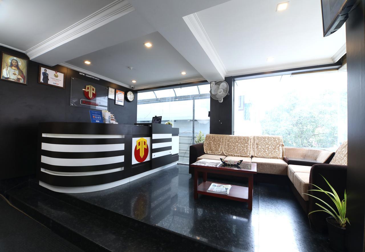 Oyo 18604 Puthens Capitol Inn Kochi ภายนอก รูปภาพ