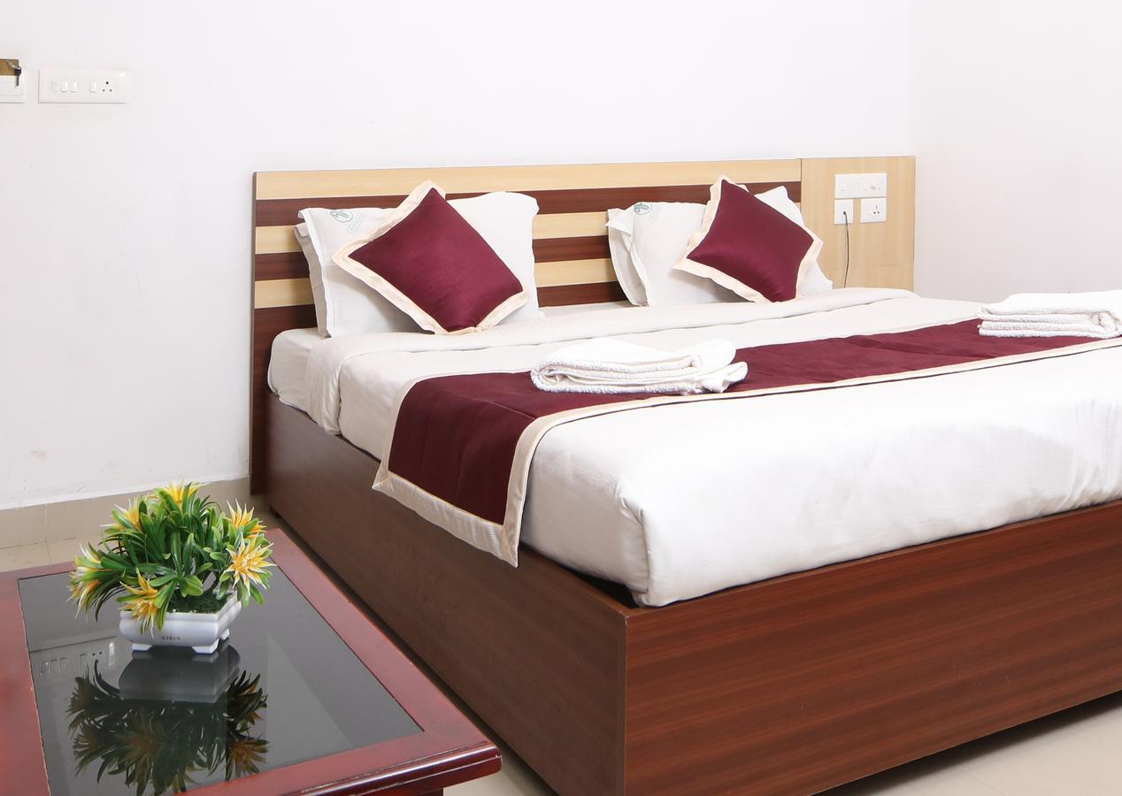 Oyo 18604 Puthens Capitol Inn Kochi ภายนอก รูปภาพ