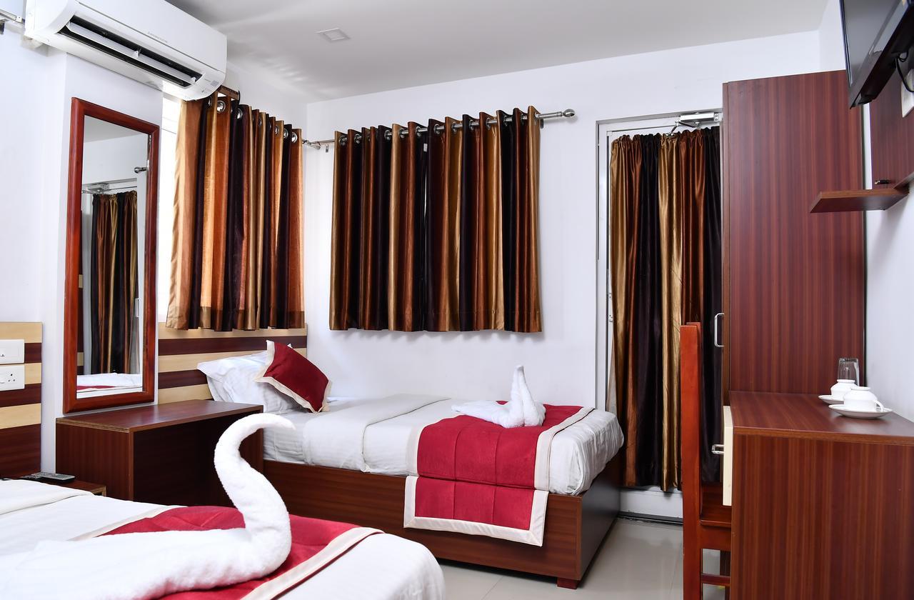 Oyo 18604 Puthens Capitol Inn Kochi ภายนอก รูปภาพ