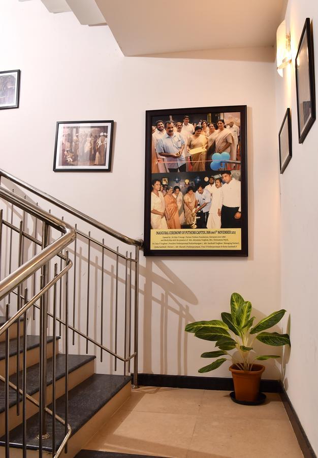 Oyo 18604 Puthens Capitol Inn Kochi ภายนอก รูปภาพ