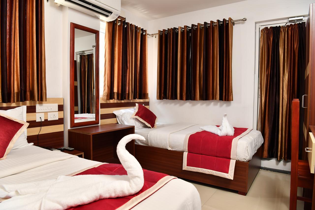 Oyo 18604 Puthens Capitol Inn Kochi ภายนอก รูปภาพ
