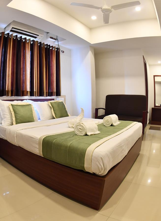 Oyo 18604 Puthens Capitol Inn Kochi ภายนอก รูปภาพ
