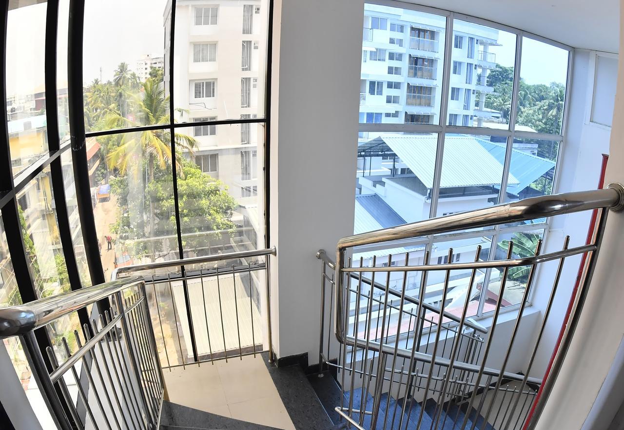 Oyo 18604 Puthens Capitol Inn Kochi ภายนอก รูปภาพ