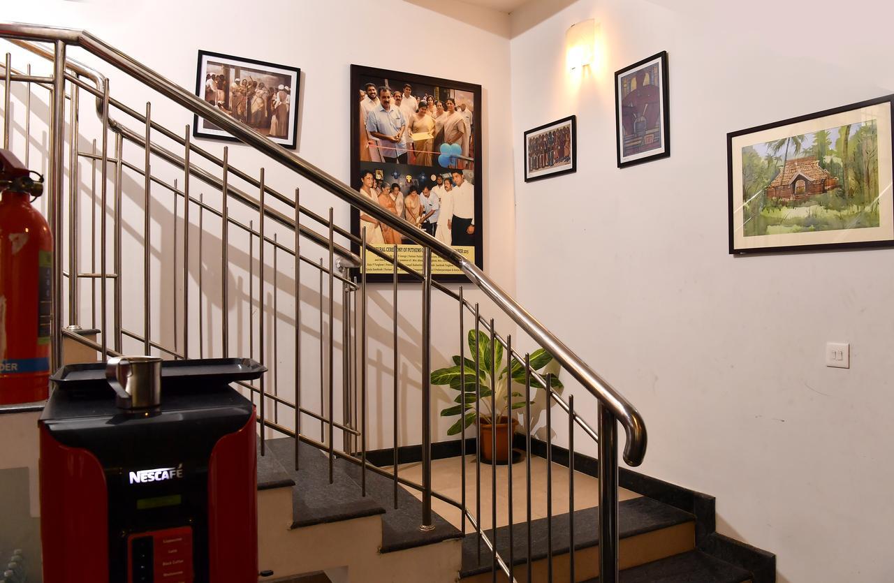Oyo 18604 Puthens Capitol Inn Kochi ภายนอก รูปภาพ