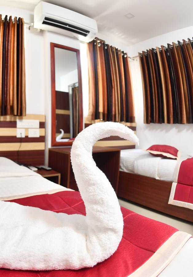 Oyo 18604 Puthens Capitol Inn Kochi ภายนอก รูปภาพ