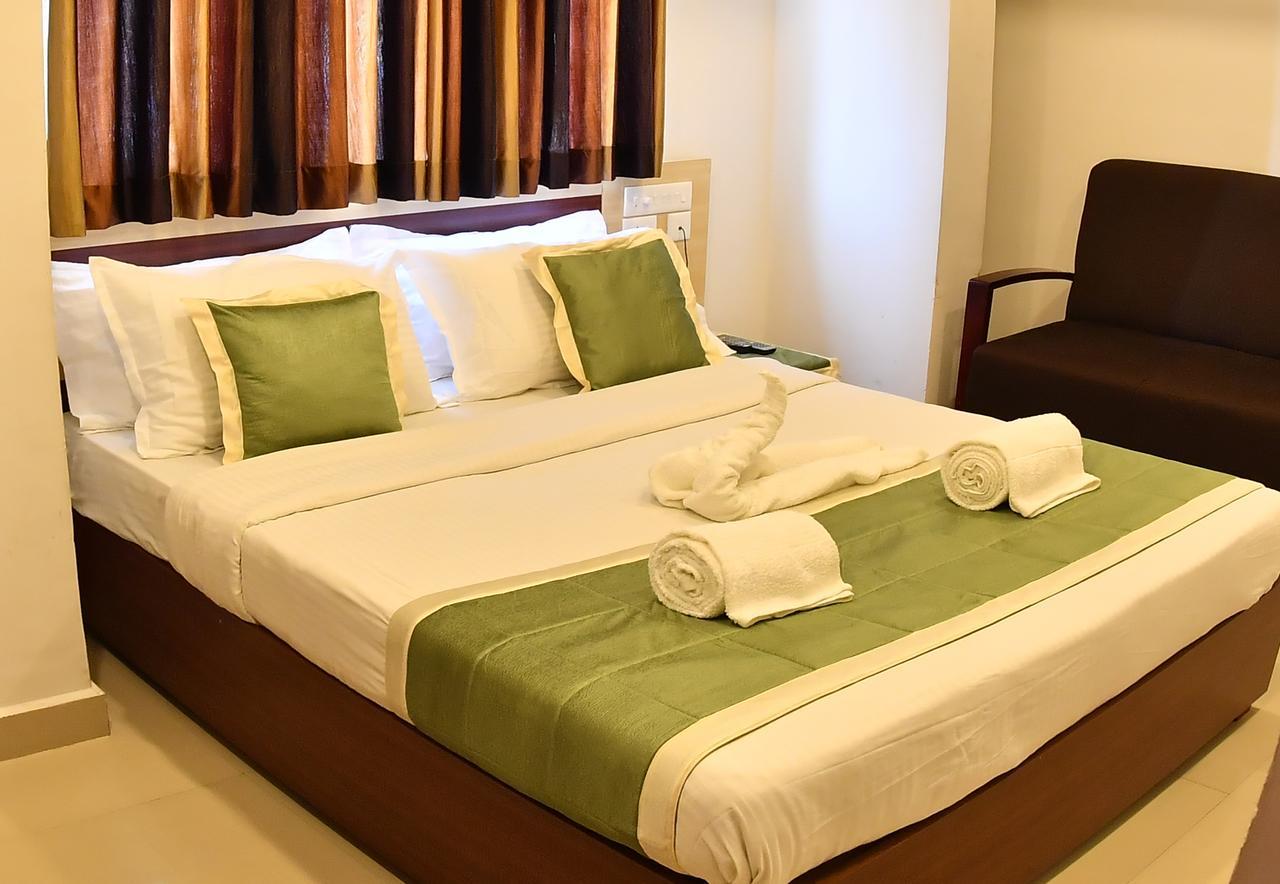 Oyo 18604 Puthens Capitol Inn Kochi ภายนอก รูปภาพ