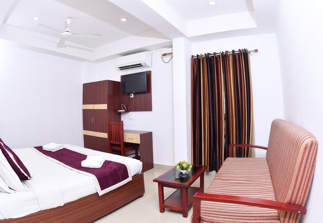 Oyo 18604 Puthens Capitol Inn Kochi ภายนอก รูปภาพ