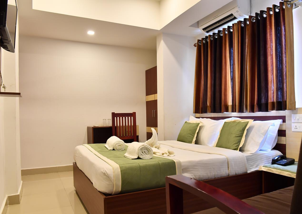 Oyo 18604 Puthens Capitol Inn Kochi ภายนอก รูปภาพ