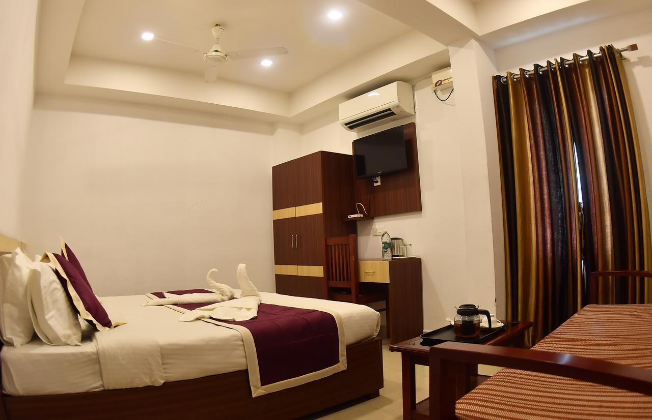 Oyo 18604 Puthens Capitol Inn Kochi ภายนอก รูปภาพ