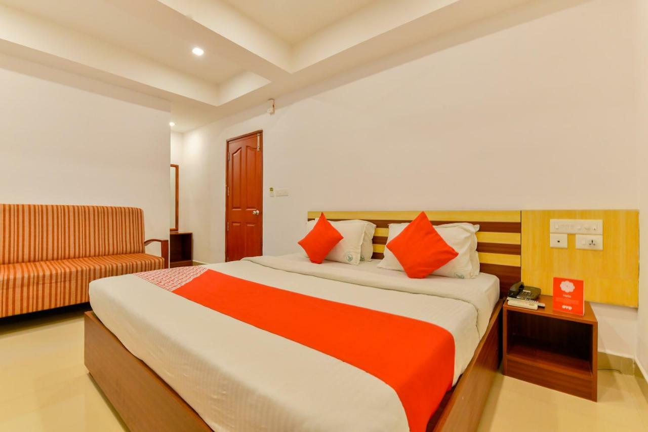 Oyo 18604 Puthens Capitol Inn Kochi ภายนอก รูปภาพ