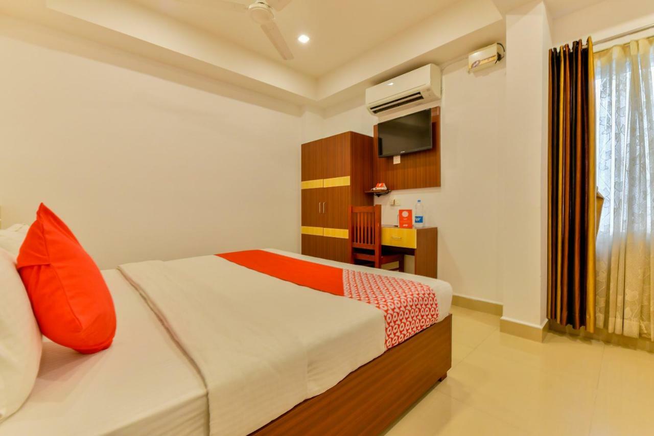 Oyo 18604 Puthens Capitol Inn Kochi ภายนอก รูปภาพ
