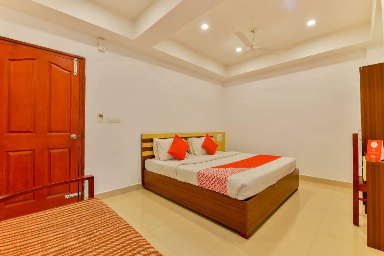 Oyo 18604 Puthens Capitol Inn Kochi ภายนอก รูปภาพ