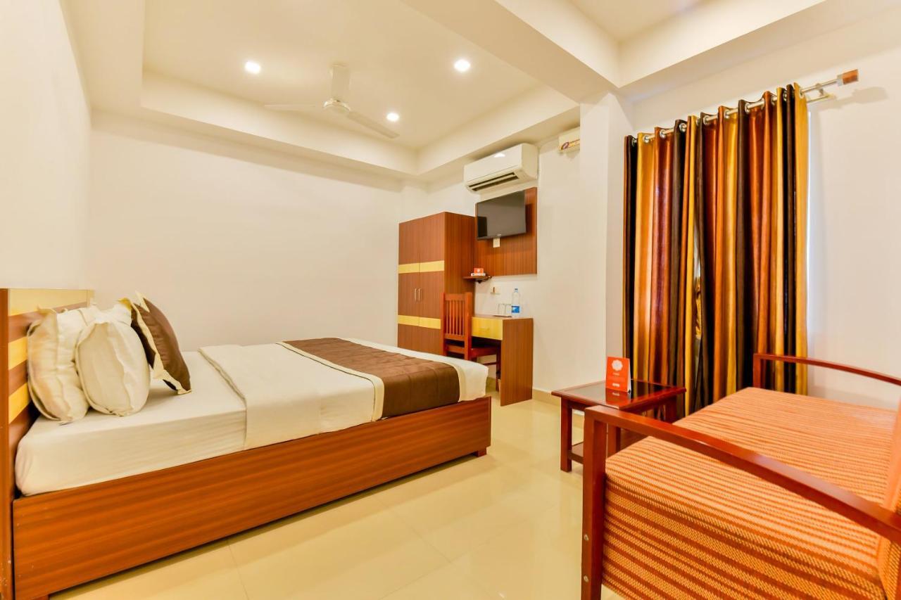 Oyo 18604 Puthens Capitol Inn Kochi ภายนอก รูปภาพ