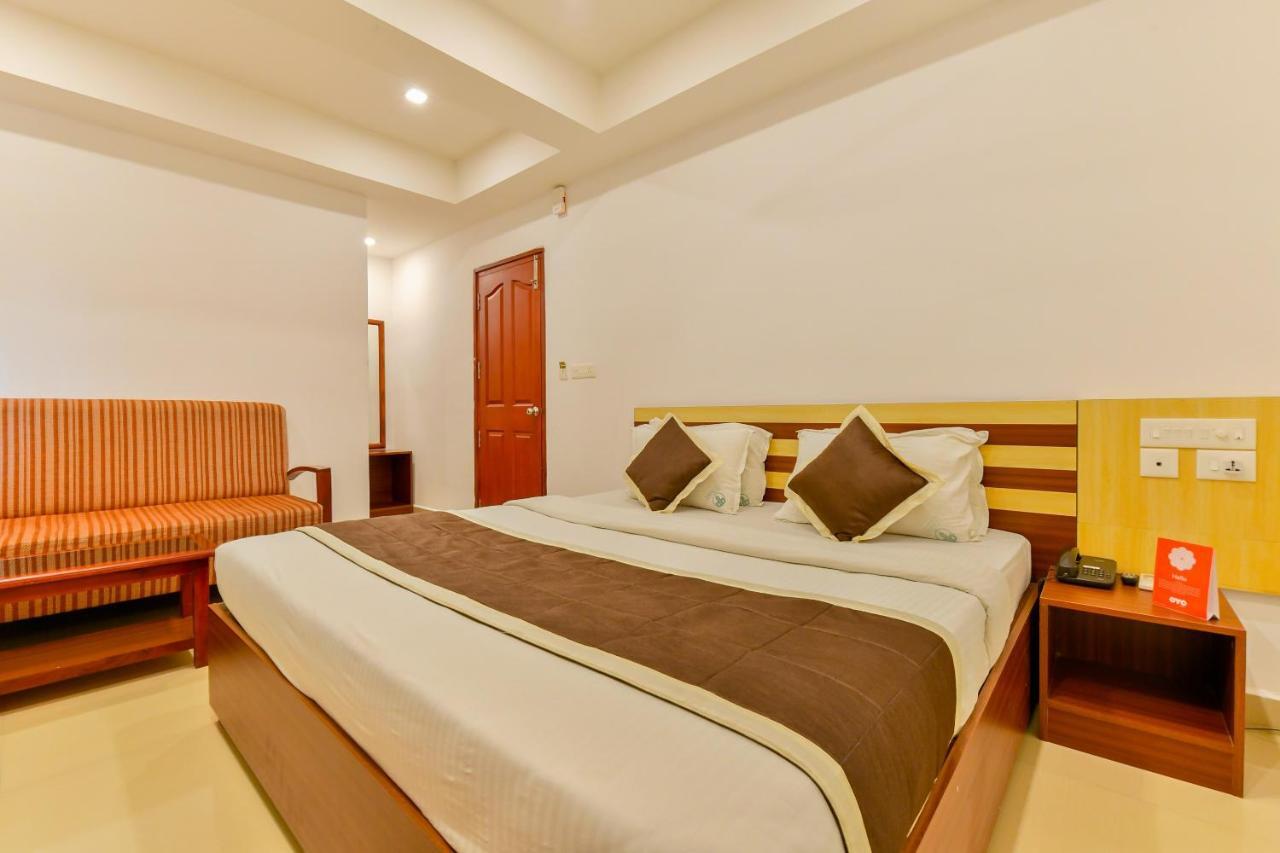 Oyo 18604 Puthens Capitol Inn Kochi ภายนอก รูปภาพ