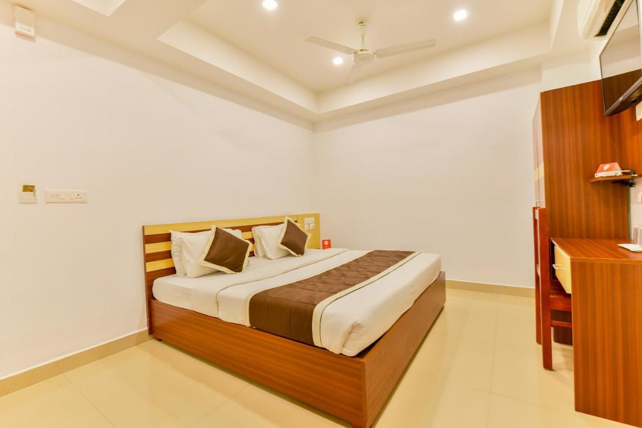 Oyo 18604 Puthens Capitol Inn Kochi ภายนอก รูปภาพ